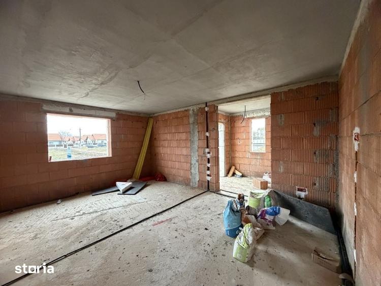 Casă cu 4 camere cu Teren 405 Mp în Sânmihaiu Român