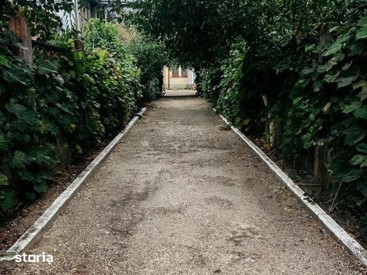 Casă cu 9 camere cu Teren 100 Mp în Centrul Civic