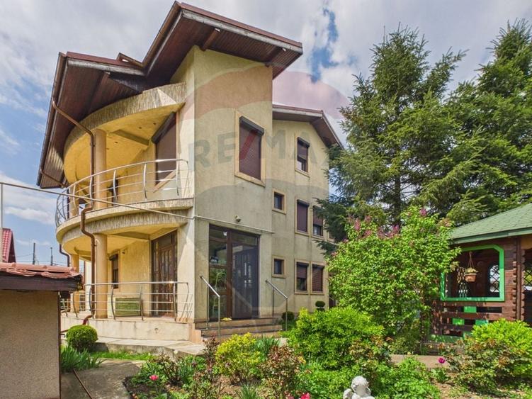 Casă cu 6 camere cu Teren 1226 Mp în Central