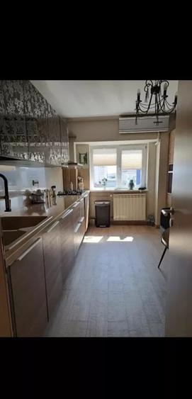 Apartament cu 3 camere semidecomandat, mobilat în Victoriei