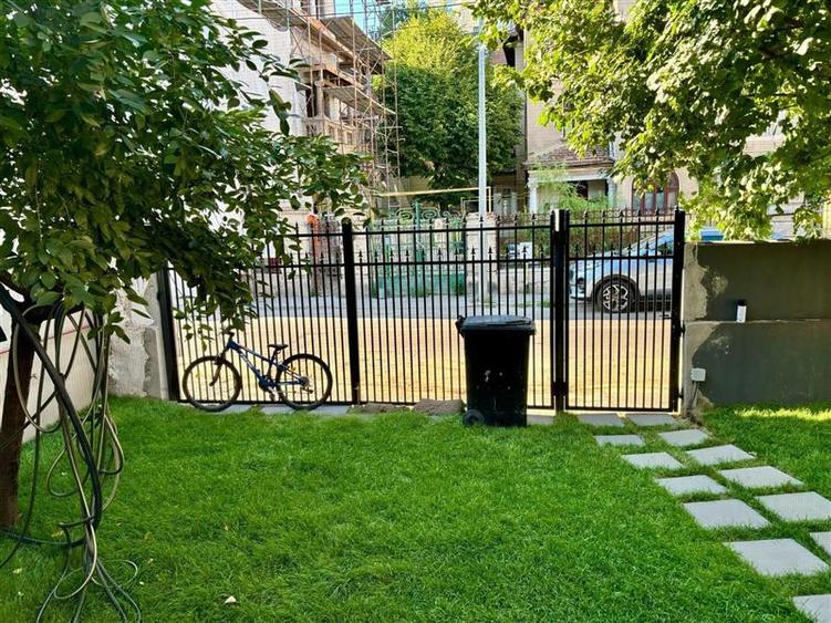 Casă cu 5 camere cu Teren 190 Mp în Polonă