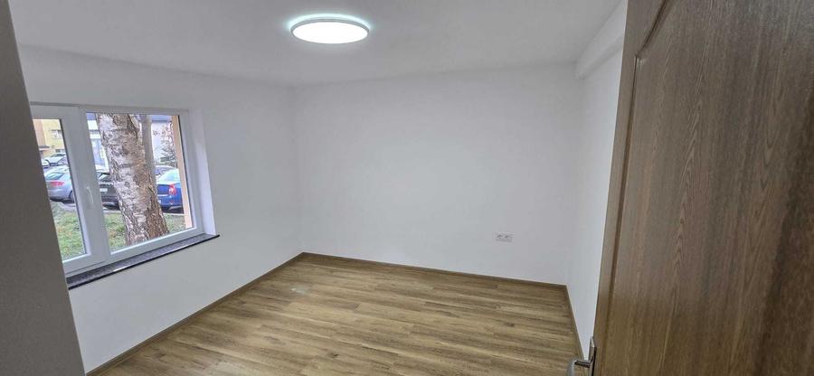 Apartament cu 4 camere semidecomandat în Central