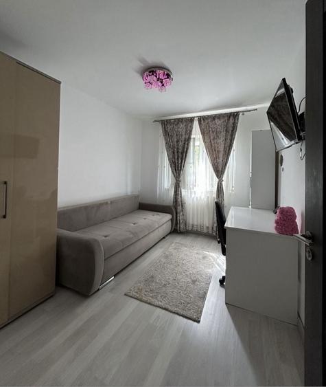Apartament cu 3 camere decomandat în Craiovița Nouă