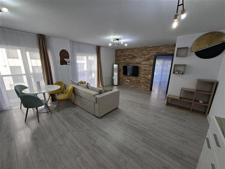 Apartament cu 3 camere semidecomandat, mobilat în Iris