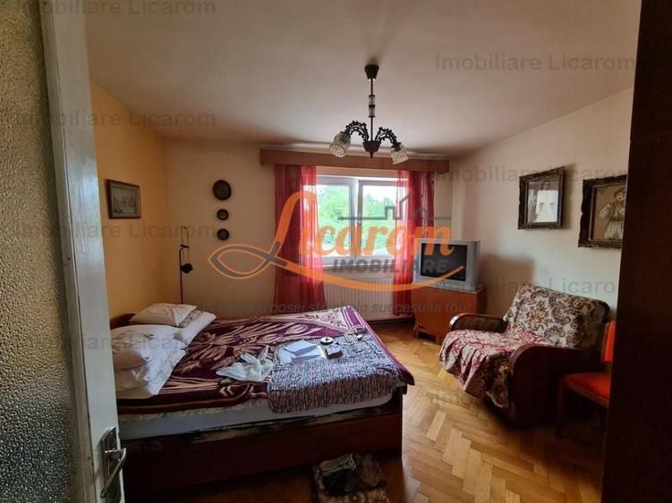 Casă individuală cu 15 camere decomandat cu Canalizare în Bartolomeu