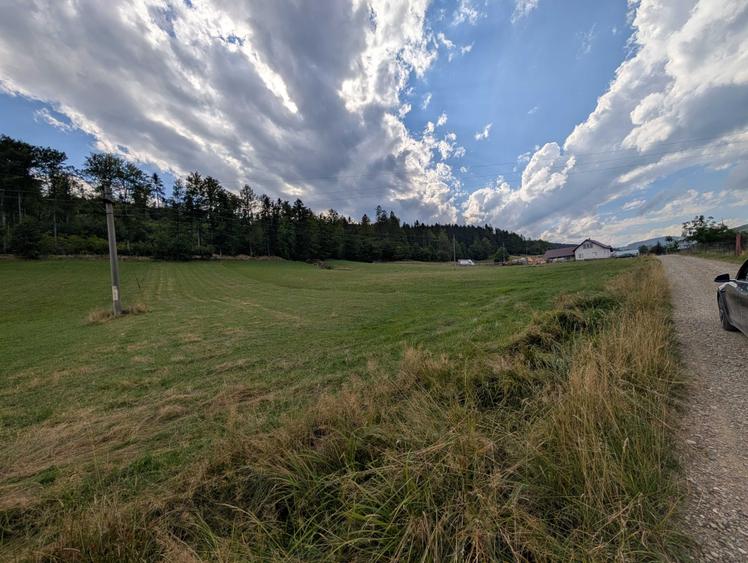Teren de 2500 mp, în Sucevița