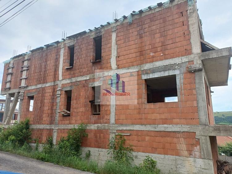 Casă cu 6 camere cu Canalizare în Baciu
