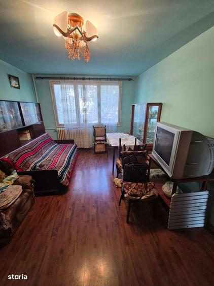 Apartament cu 3 camere semidecomandat în Rahova