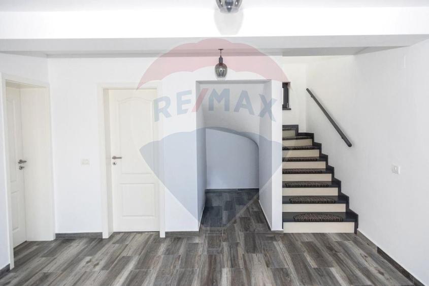 Casă individuală cu 5 camere cu Teren 378 Mp în Sânpetru