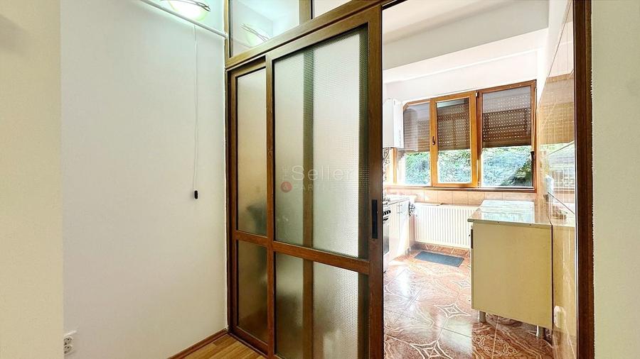 Apartament cu 3 camere semidecomandat, mobilat în Poiana Brașov