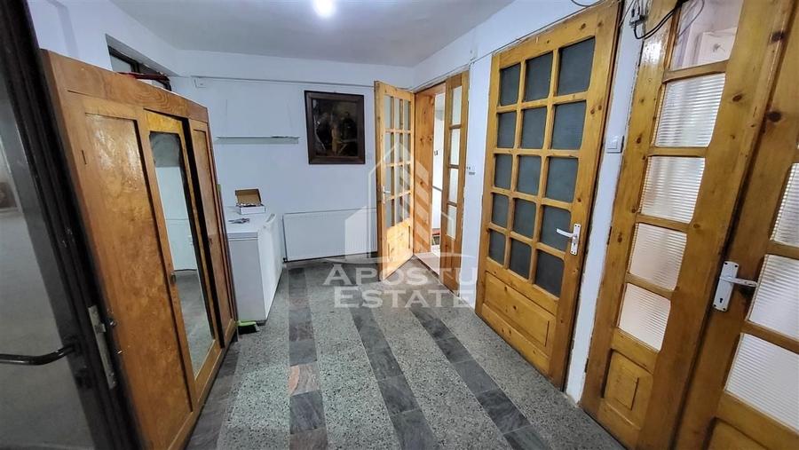 Casă individuală cu 8 camere cu Canalizare în Mehala