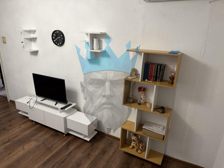 Apartament cu 3 camere decomandat, mobilat în Vitan