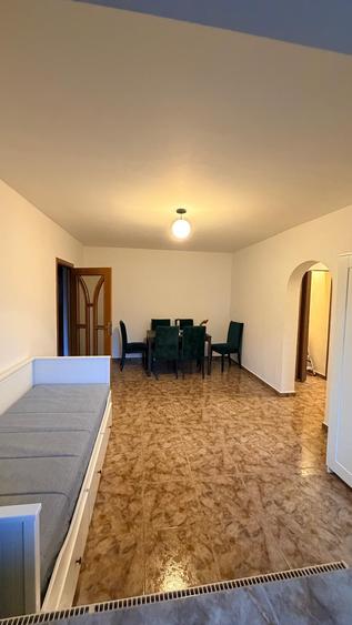 Apartament cu 4 camere semidecomandat în Timpuri Noi