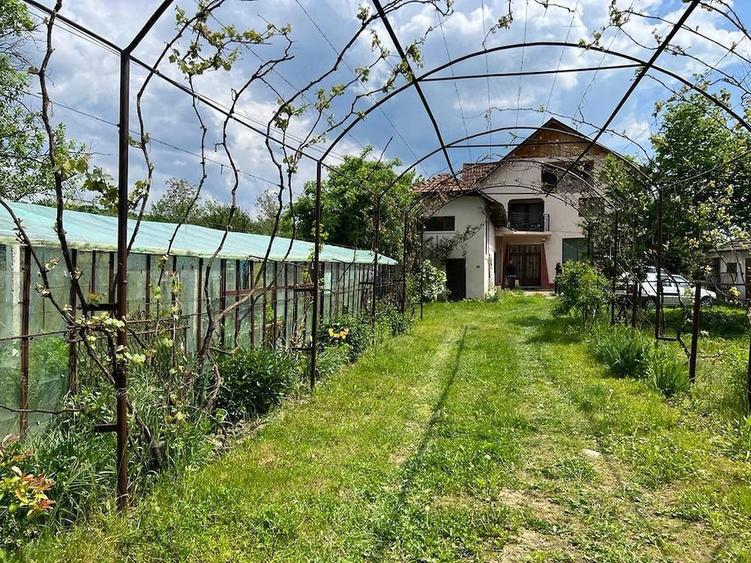 Casă cu 6 camere cu Teren 3374 Mp în Vulcana-Pandele