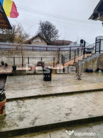 Casă cu 5 camere cu Teren 3000 Mp în Mânjești