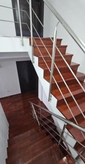 Casă individuală cu 8 camere cu Canalizare în Berceni