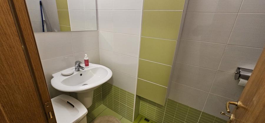 Apartament cu 3 camere semidecomandat, mobilat în Străulești