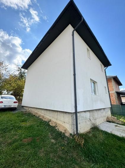 Casă individuală cu 3 camere cu Canalizare în Dumbrăvița