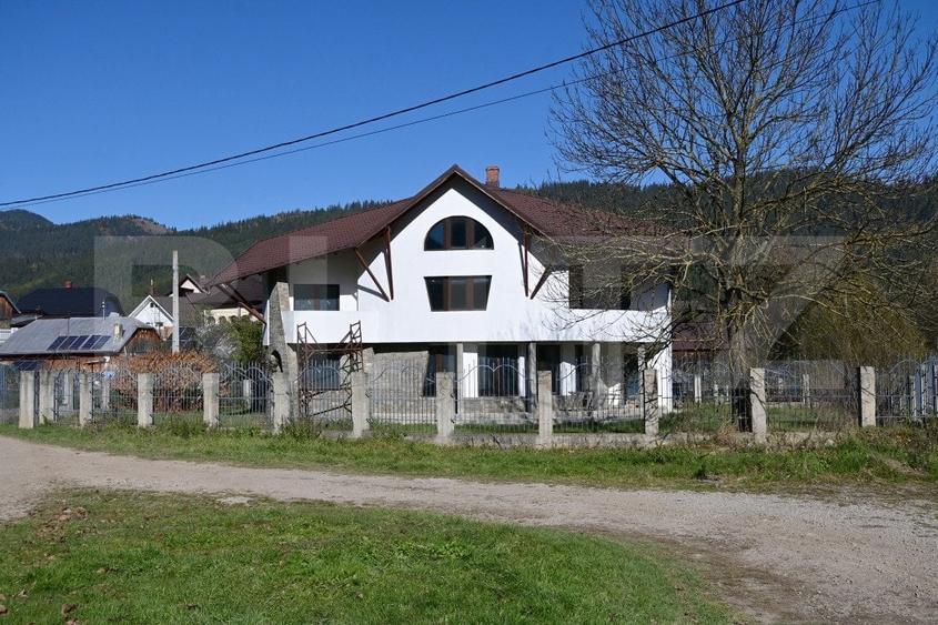 Casă individuală cu 5 camere cu Canalizare în Câmpulung Moldovenesc