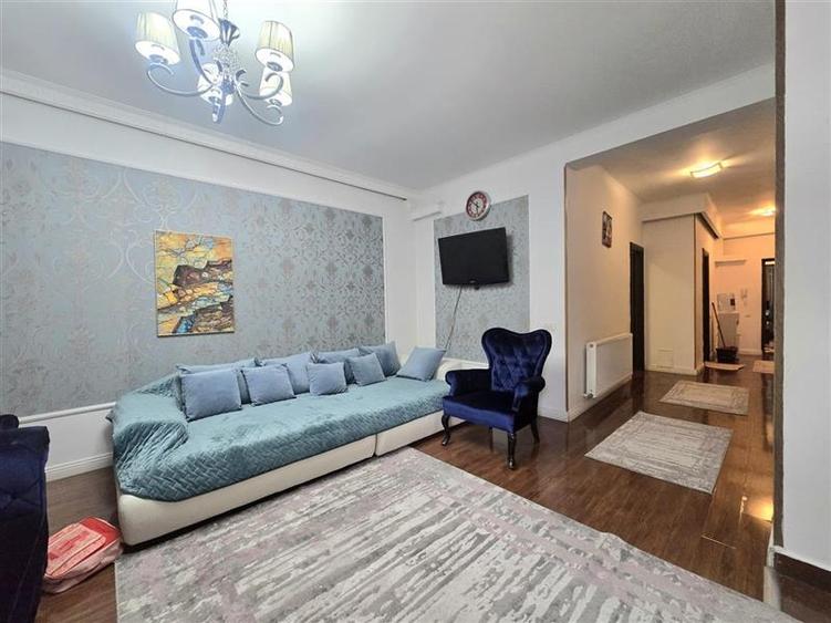 Apartament cu 5 camere semidecomandat în Bucureștii Noi