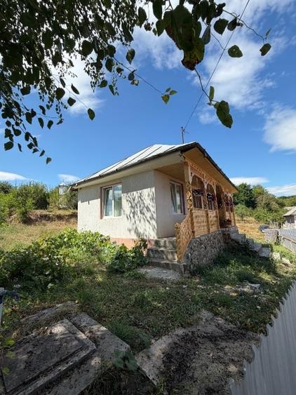 Casă individuală cu 2 camere cu Teren 1400 Mp în Răcoasa