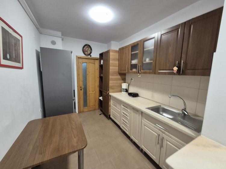 Apartament cu 3 camere semidecomandat în Craiovei