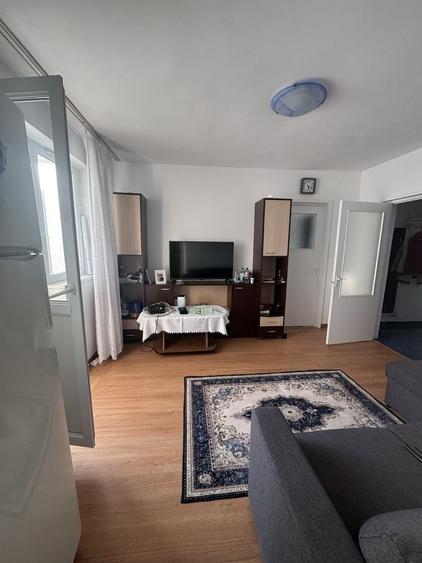 Apartament cu 3 camere semidecomandat în Tătărași
