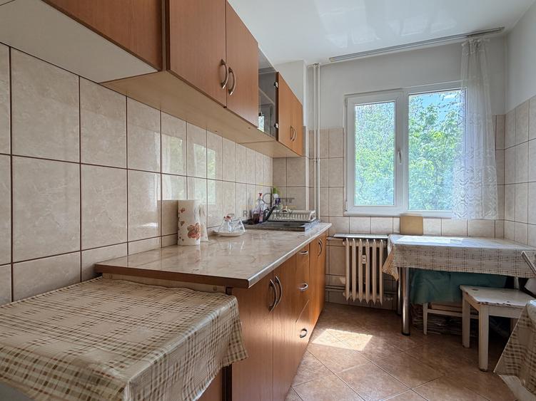 Apartament cu 4 camere semidecomandat, mobilat în Berceni