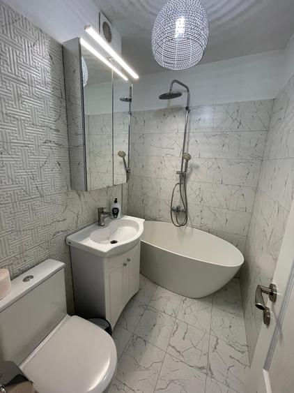 Apartament cu 2 camere semidecomandat, mobilat în P-ța Victoriei