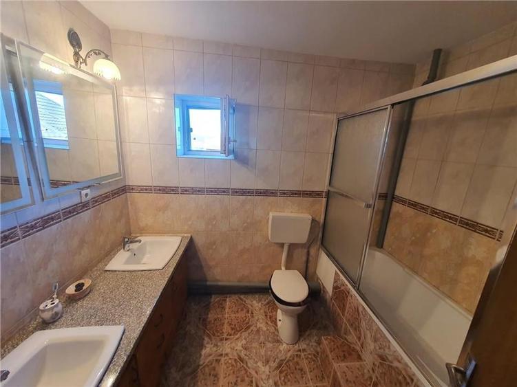 Casă cu 5 camere cu Canalizare în Avrig