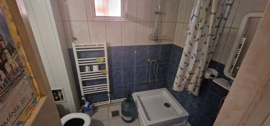 Apartament cu 3 camere semidecomandat, mobilat în Central