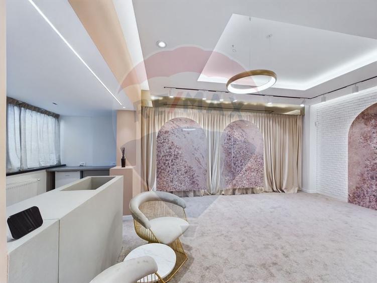 Apartament cu 3 camere semidecomandat în P-ța Dorobanți