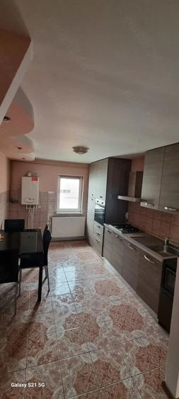 Apartament cu 3 camere decomandat, mobilat în Central