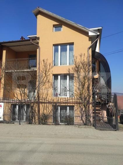 Casă individuală cu 9 camere cu Canalizare în Nord-Est