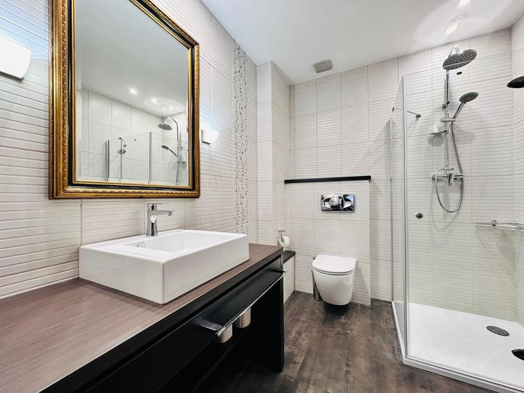 Apartament cu 3 camere decomandat, mobilat în P-ța Victoriei