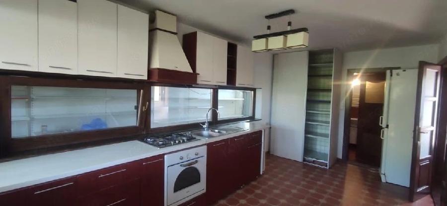 Casă cu Teren 200 Mp în Central