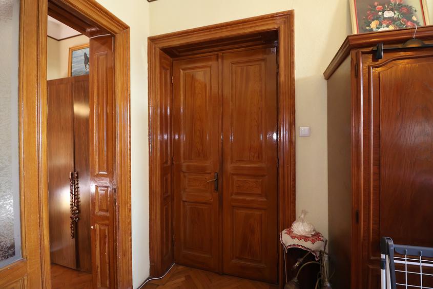 Apartament cu 3 camere semidecomandat în P-ța Romană