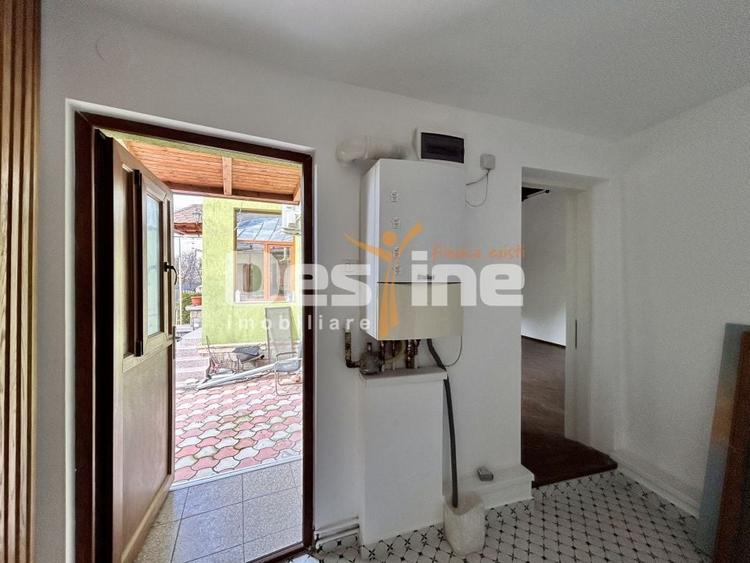 Casă individuală cu 9 camere cu Canalizare în Gheorghe Doja