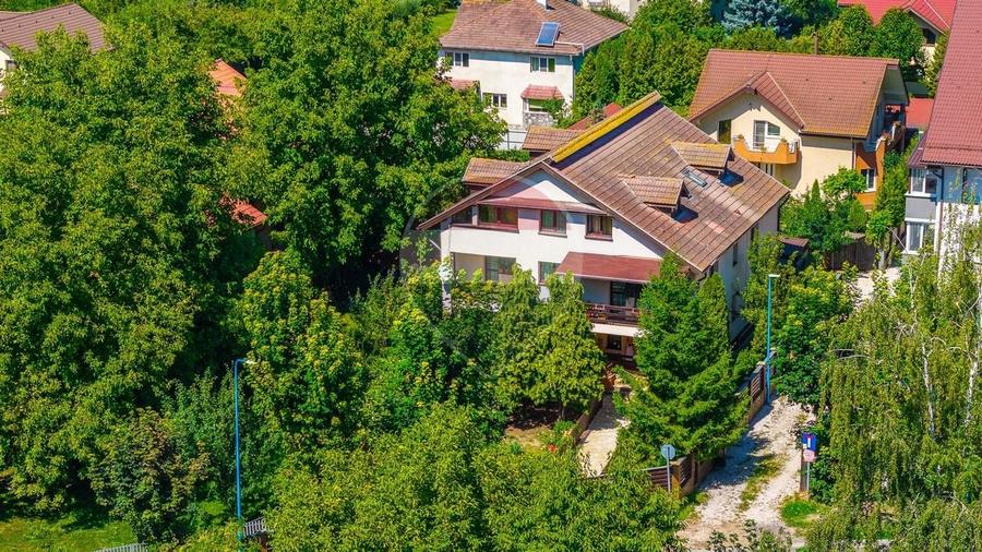Casă individuală cu 7 camere cu Teren 1167 Mp în Tractorul