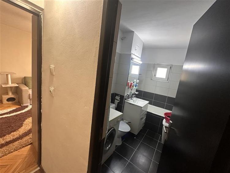 Apartament cu 3 camere semidecomandat în Lipovei