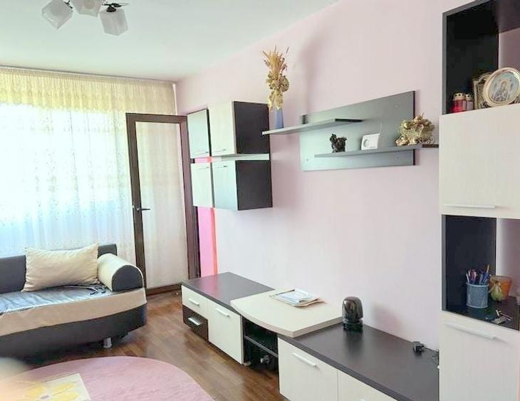 Apartament cu 3 camere semidecomandat, mobilat în Micro 38