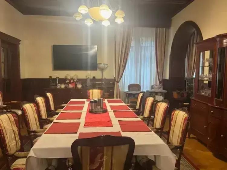 Casă cu 12 camere cu Piscina în Unirii
