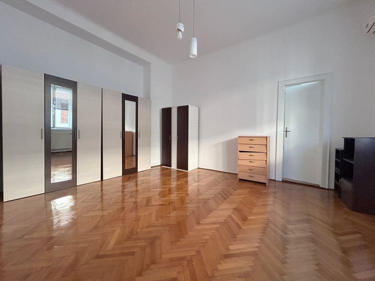 Apartament cu 3 camere decomandat, mobilat în Central