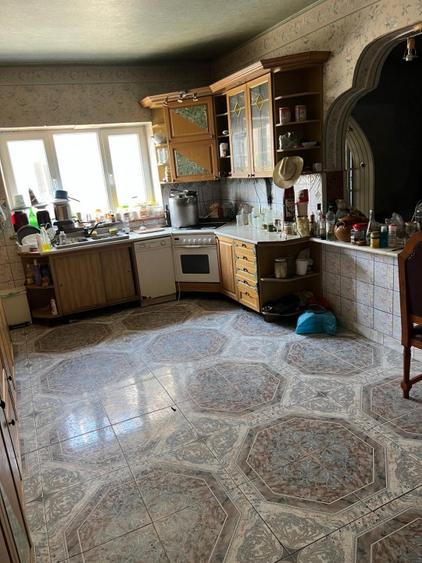 Casă individuală cu 15 camere cu Garaj în Comănești