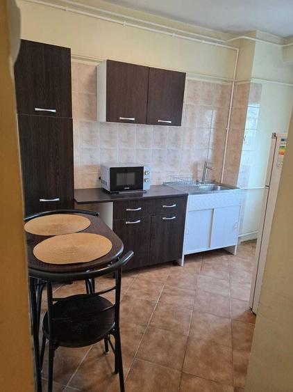 Apartament cu 2 camere semidecomandat, mobilat în Decebal