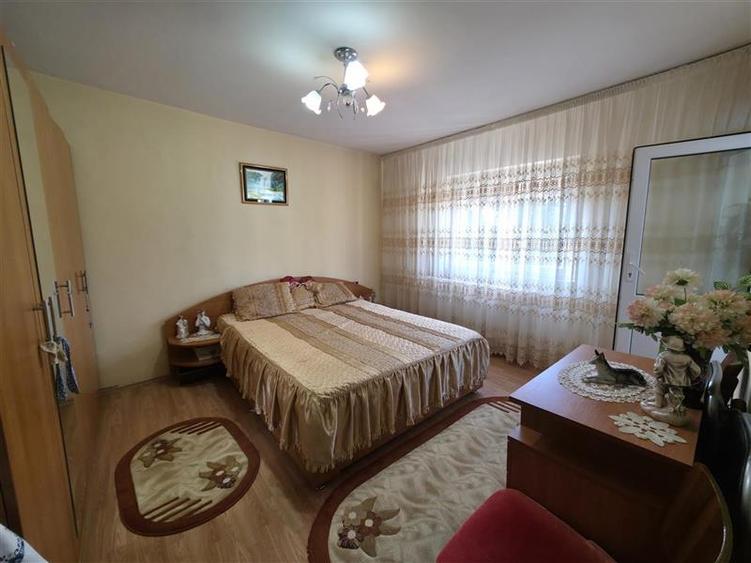 Apartament cu 4 camere semidecomandat în Craiovița Nouă