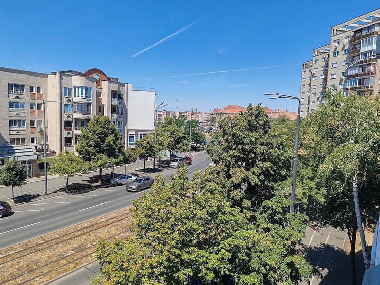 Apartament cu 3 camere semidecomandat în Central