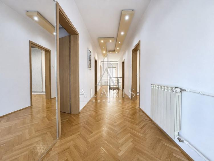 Casă individuală cu 6 camere cu Canalizare în Aradului