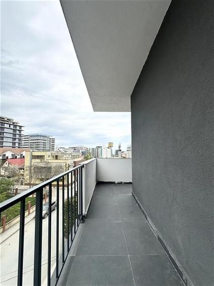 Apartament cu 3 camere semidecomandat, mobilat în Nord