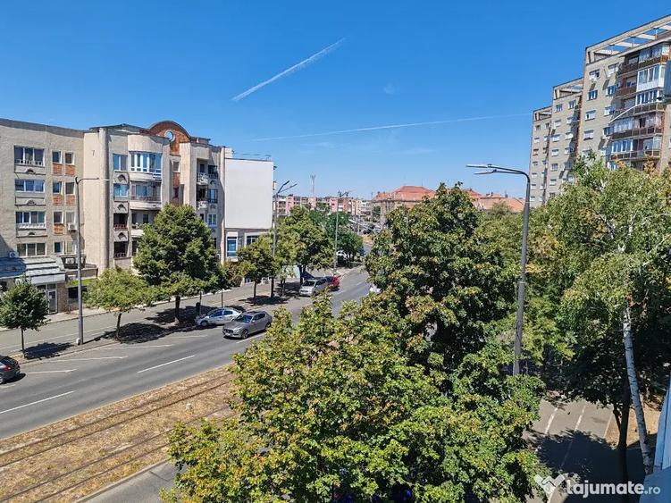Apartament cu 3 camere semidecomandat în Central
